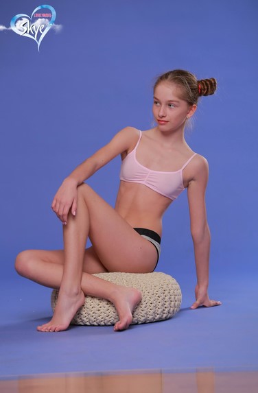 [Image: Skye-Lovelymodel-cover.jpg]